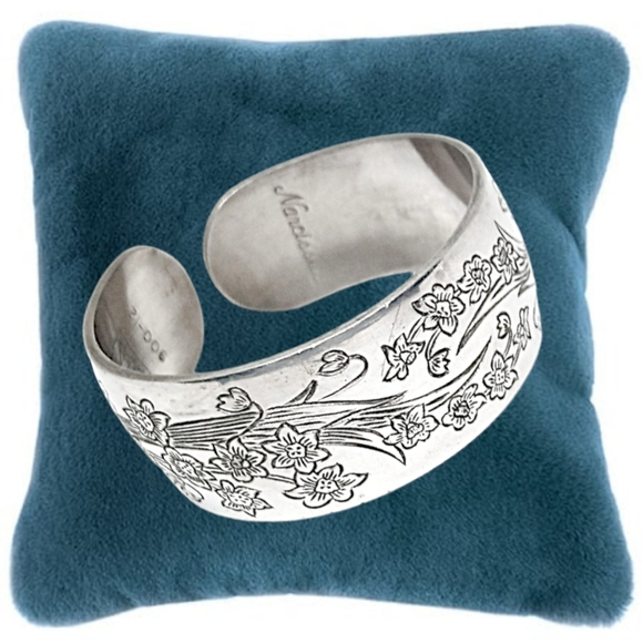 Narcissus Flower Open Cuff Bracelet - Picture 2 of 7